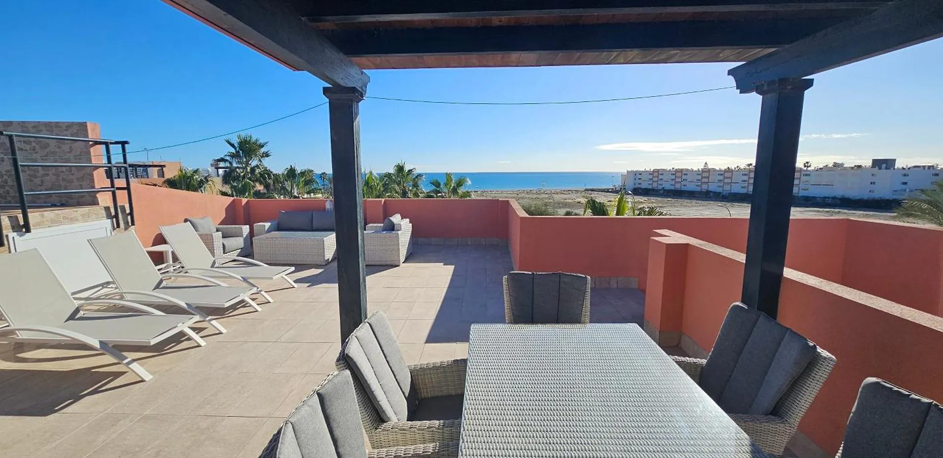 Apartamentos Paraiso: Beachfront Suite with Private Pool and Sea Views Playas de Vera